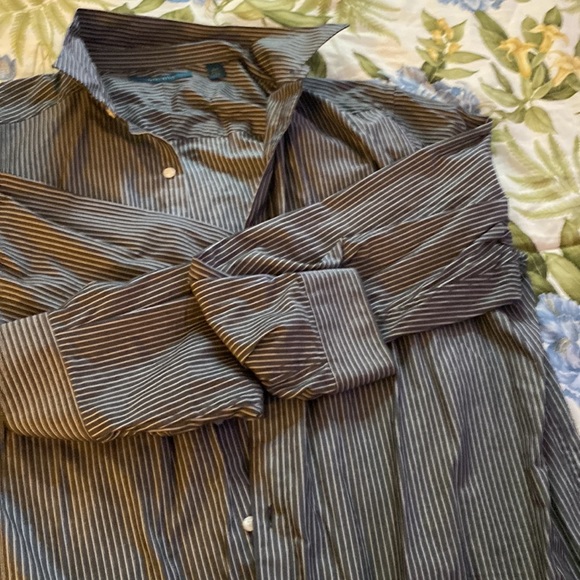 Perry Ellis dress shirt used in great condition - Picture 3 of 4